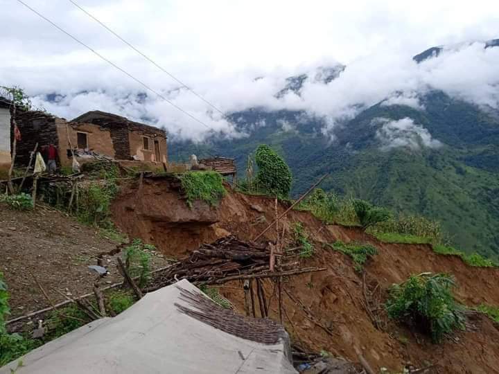 पहिरोले पाँच परिवार विस्थापित