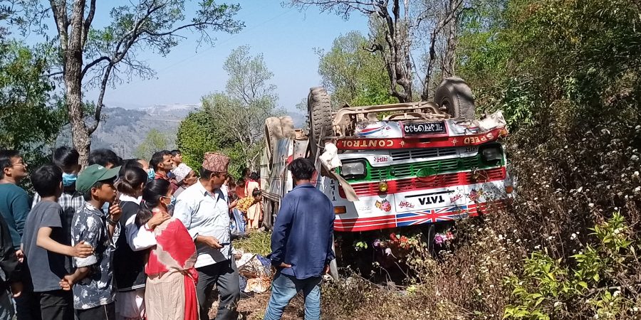 बस दुर्घटना हुँदा एक वर्षीया बालिकाको मृत्यु, १५ जना घाइते