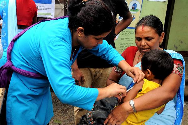 पहिलोपटक बालबालिकालाई टाइफाइडविरुद्धको खोप अभियान चलाइँदै