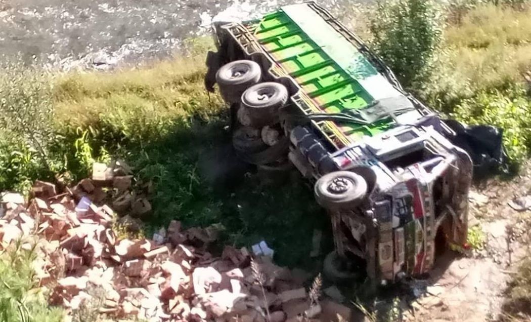 स्याउ बोकेको ट्रक दुर्घटना, चालकको मृत्यु