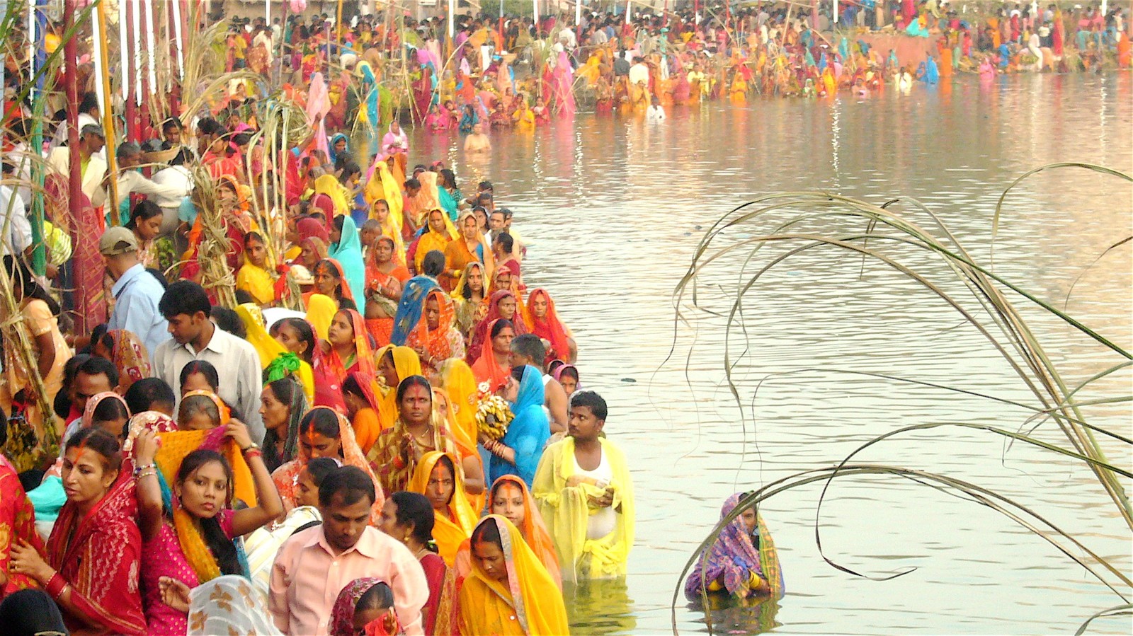 सूर्यदेवको आराधाना गरी मनाइँदै छठ