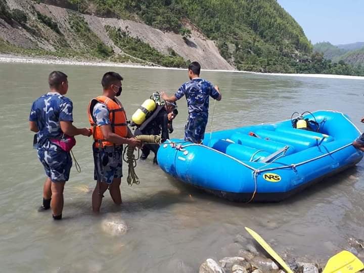 भेरी नदीले बगाउँदा बालिका बेपत्ता