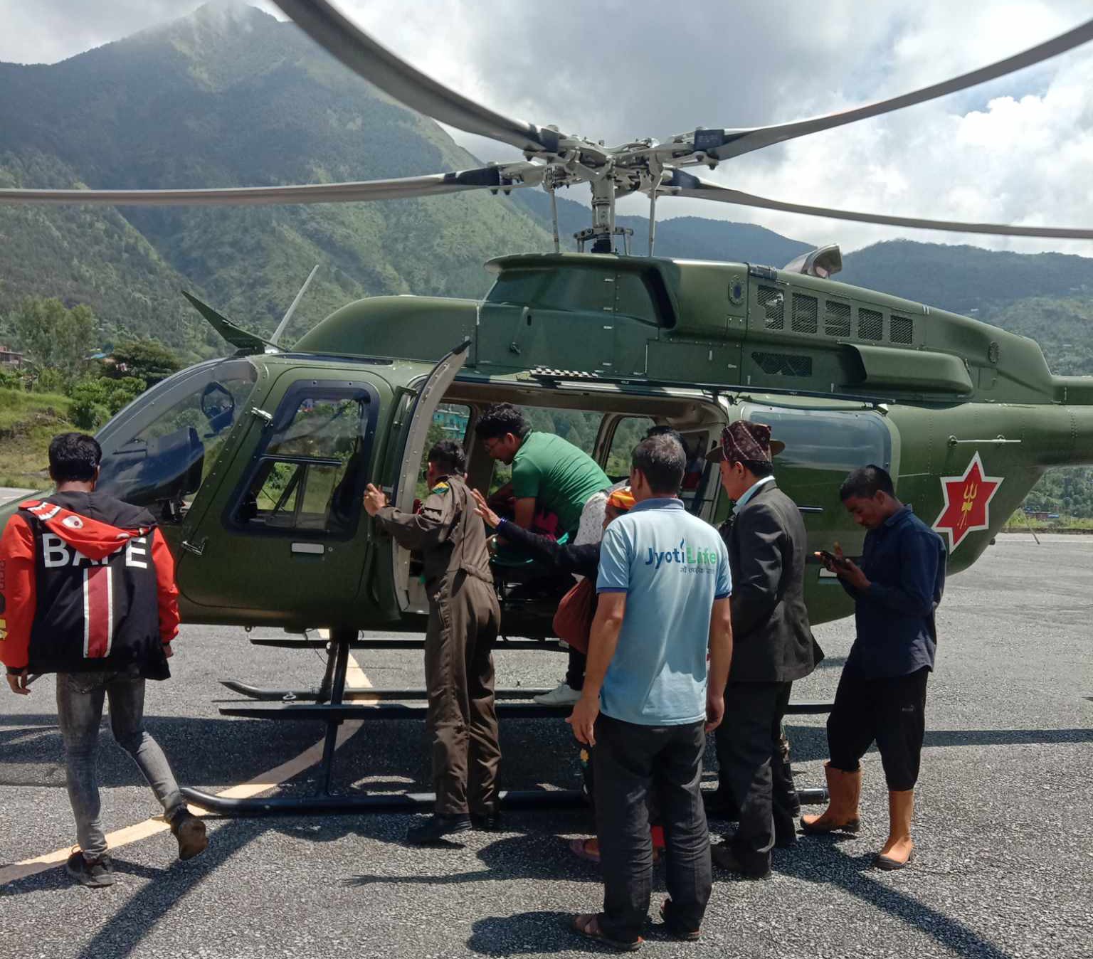 सेनाको हेलिकोप्टरबाट सुत्केरीको उद्धार