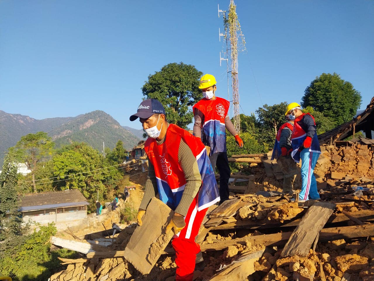 भूकम्प : अस्थायी घर टहरा बनाउन एमालेका स्वयंसेवक परिचालन