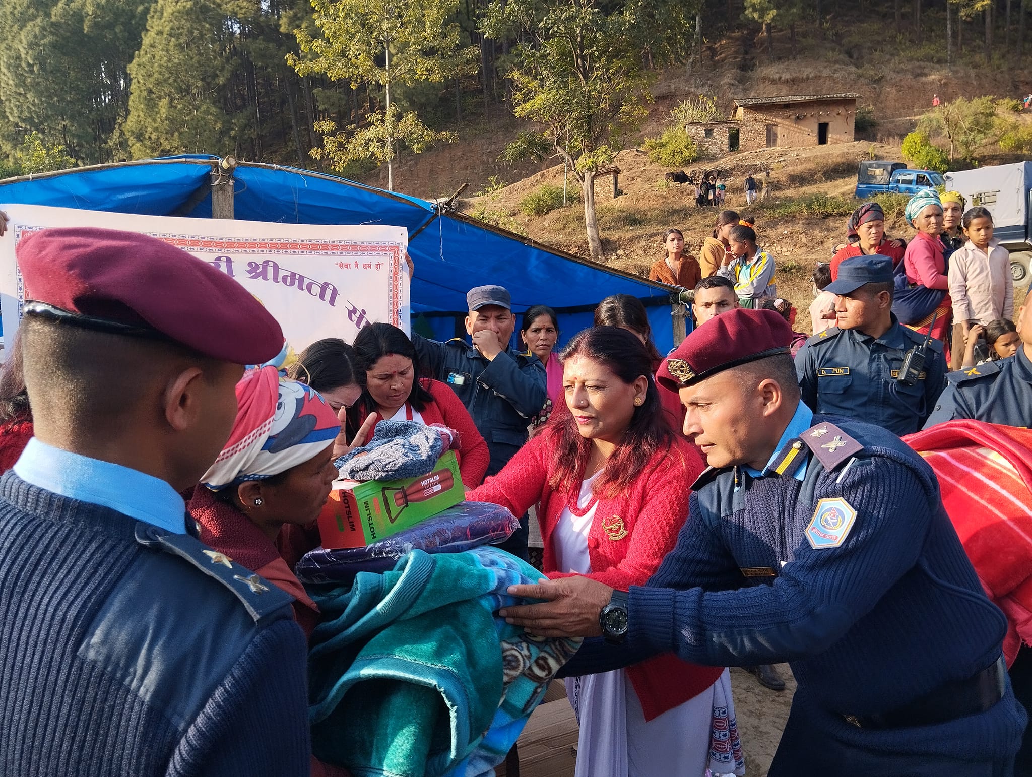 नेपाल प्रहरी श्रीमती संघद्वारा भूकम्प पीडितलाई राहत वितरण