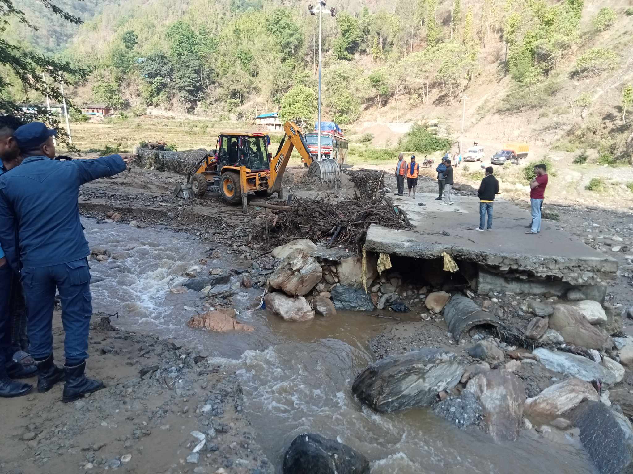 पितिबाङ खोलामा बाढी, यातायात अवरुद्ध