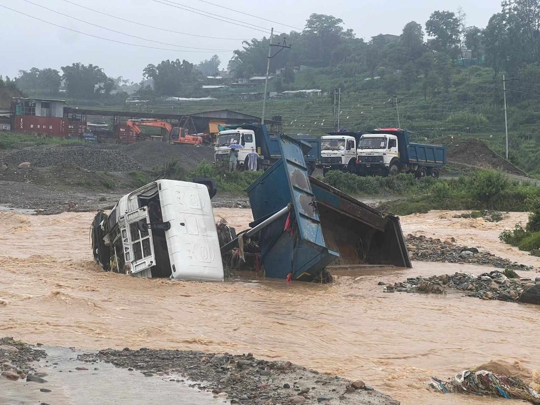 बाढीले टिपर बगायो