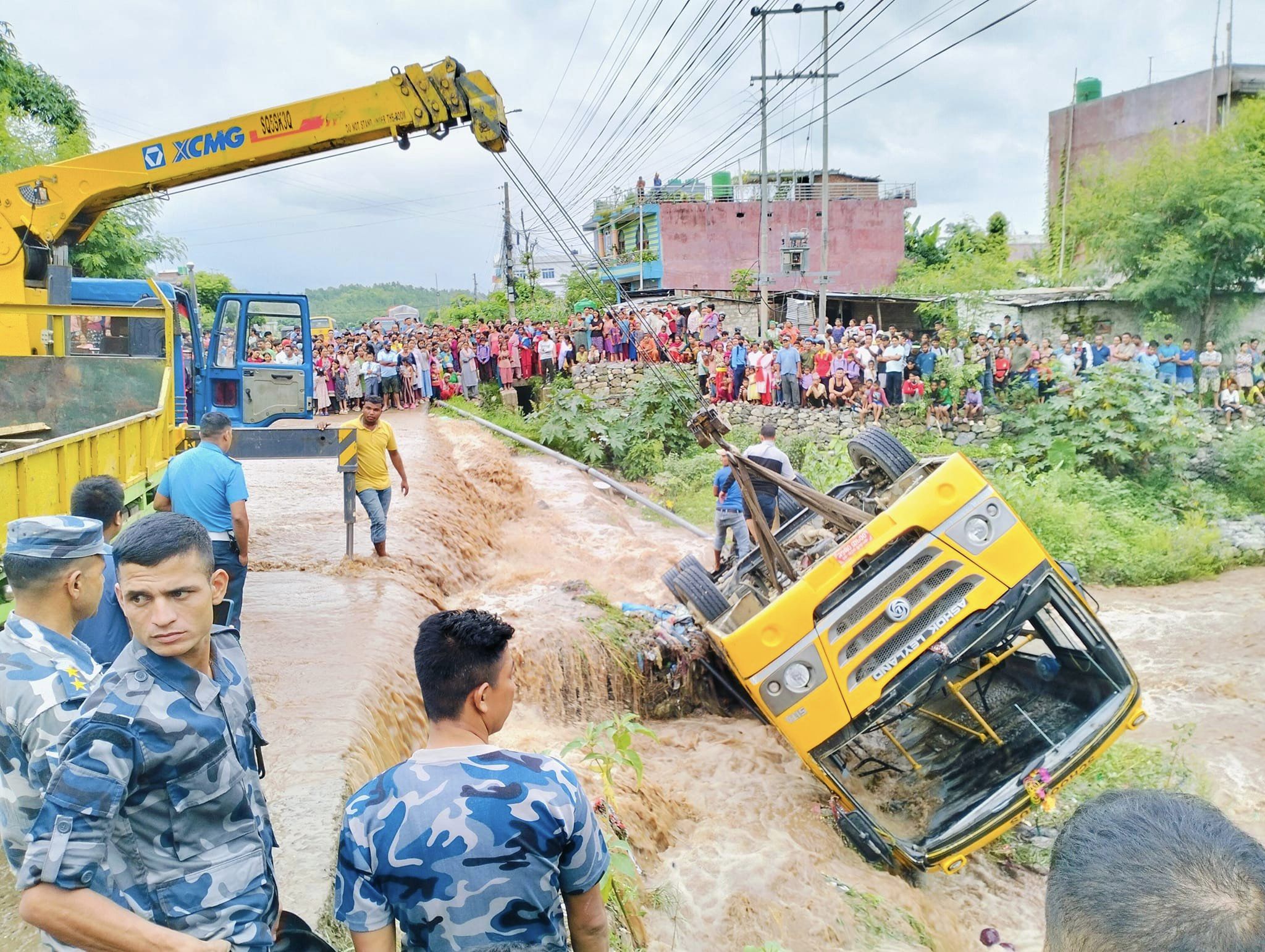 सुर्खेतमा स्कुल बस दुर्घटना हुँदा ११ विद्यार्थी जना घाइते