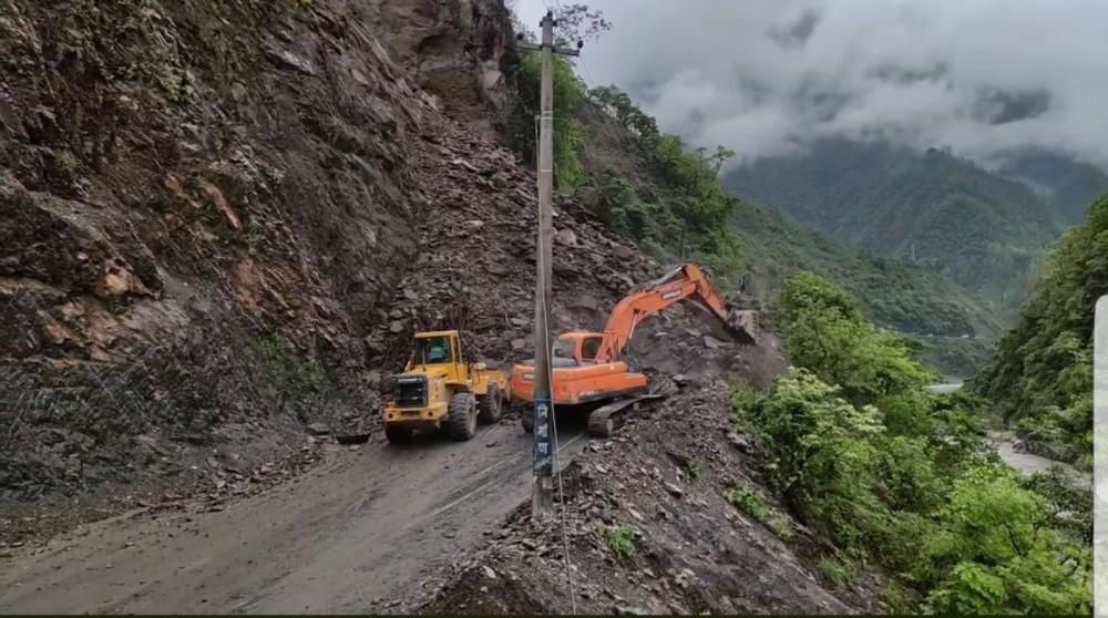 नागढुंगा पहिरो : सडक एकतर्फी खुल्यो