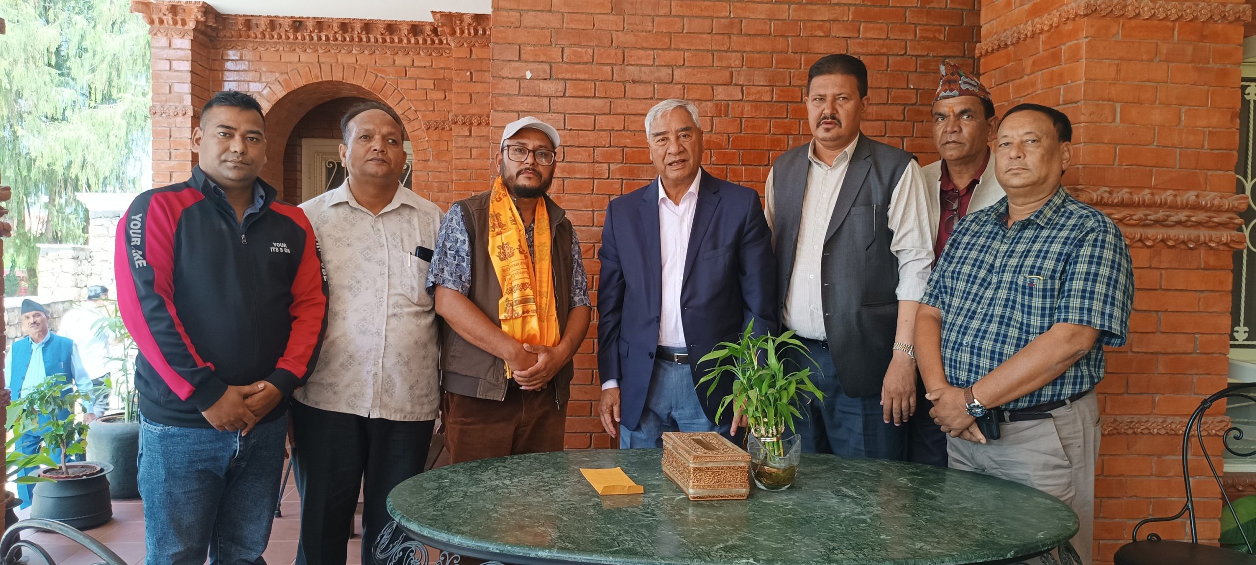 नेपाली काँग्रेसमा प्रवेश गरे आठविसकोटका पूर्व प्रशासकीय अधिकृत शाह