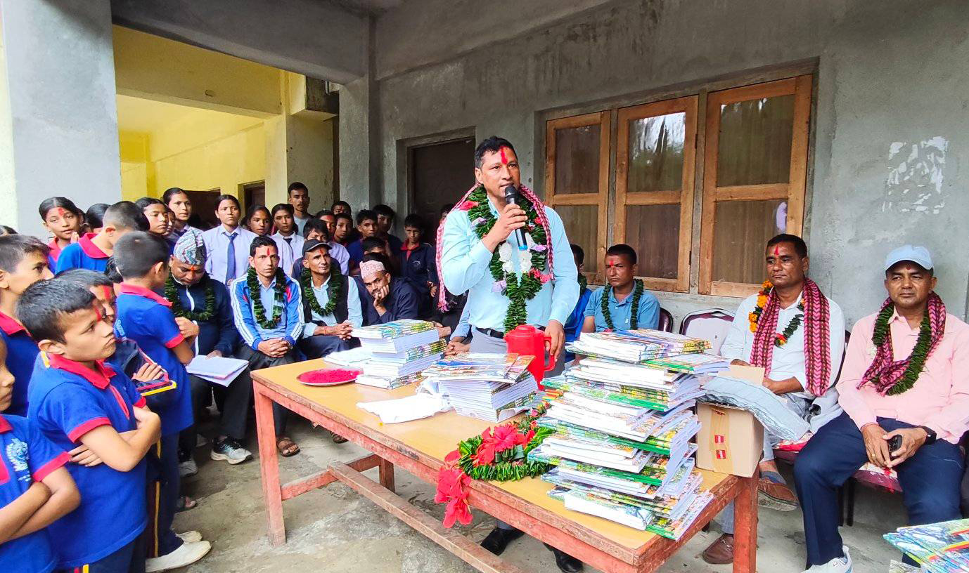 राजु केसीद्वारा सात हजार आठ सय विद्यार्थीलाई शैक्षिक सामग्री सहयोग
