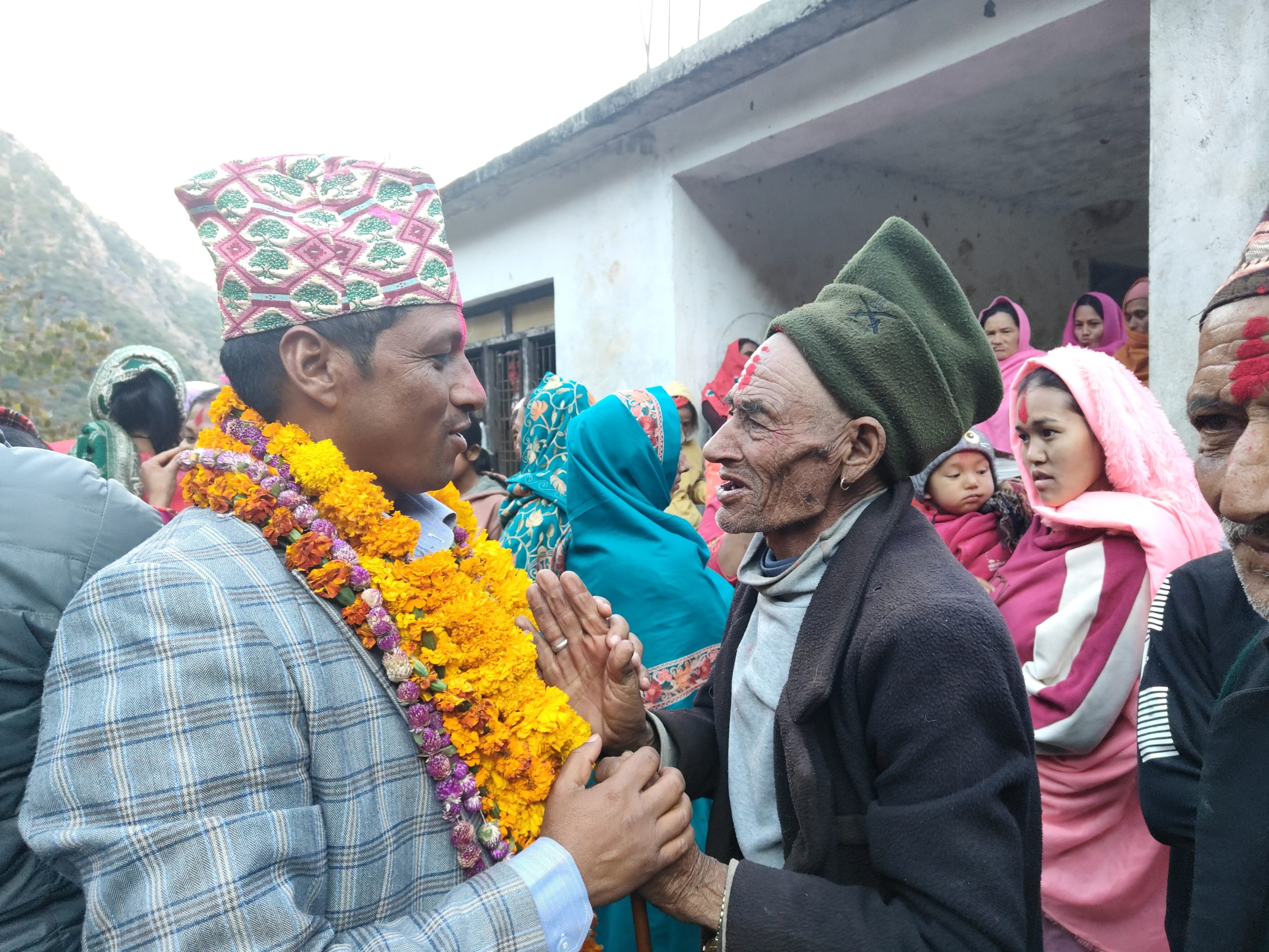 घरदैलोमा रहेका कांग्रेसका उम्मेदवार राजु केसी भन्छन् : मतदाताको समर्थन पाइरहेको छु